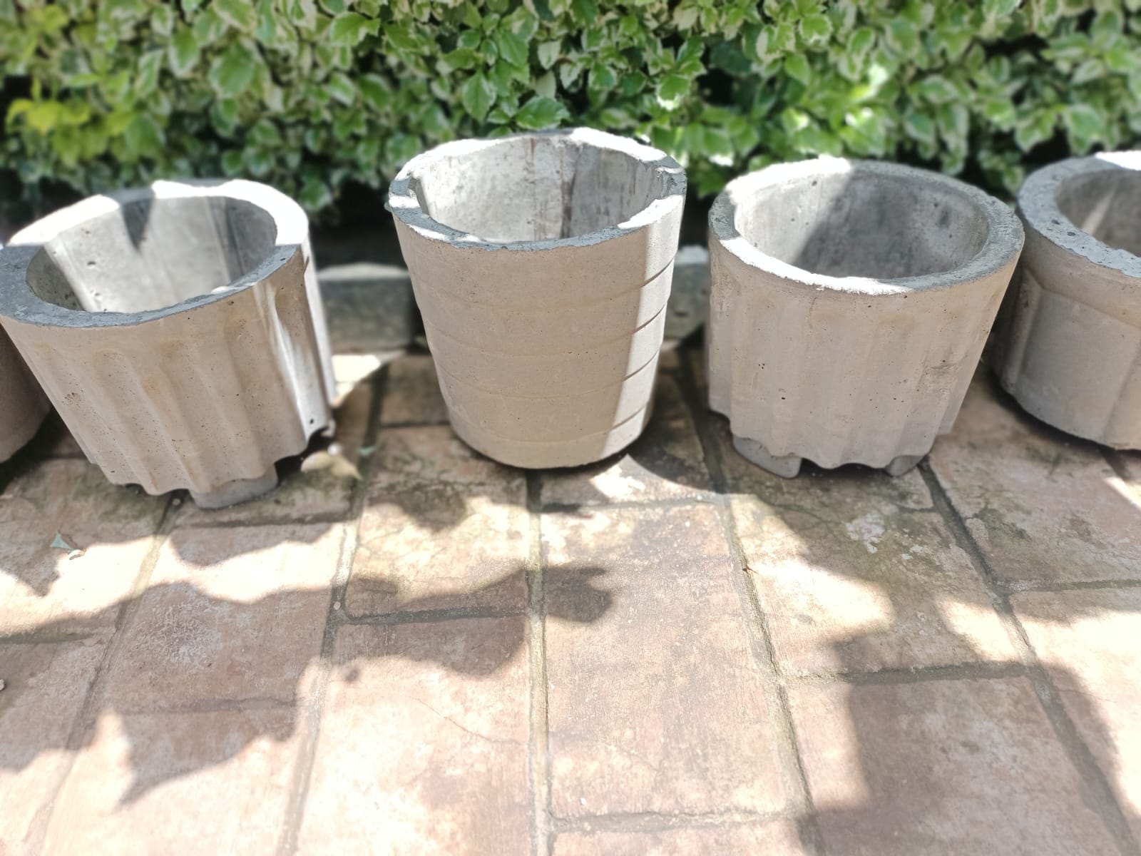 Ribbed concrete plant pots with scalloped rim – Jowaki Gardens